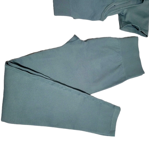 New 3pcs Yoga or Workout outfits for Women/Seamless/Thick and stretchable - Picture 3 of 7